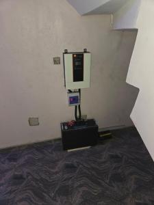 Egbeda vics guests house的房间里有一面镜子和一台放在支架上的电脑。