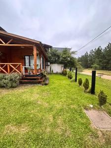 een huis met een tuin ervoor bij Cabañas en Concordia in Concordia