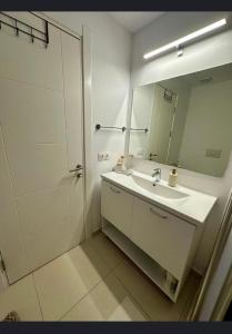 Et badeværelse på Studio Ivana 2 by Blaxy Residence