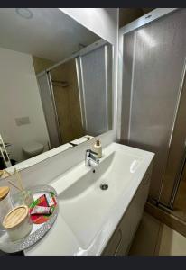 Et badeværelse på Studio Ivana 2 by Blaxy Residence