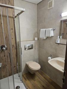ein Badezimmer mit Toilette und Waschbecken in der Unterkunft Hotel - Restaurant Baumann in Freiberg am Neckar + 50 Fotos