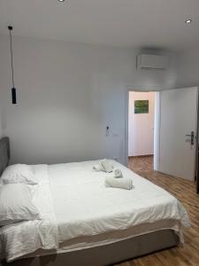 Postel nebo postele na pokoji v ubytování Blue Pines Villa + 15 fotografií