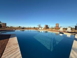 Una gran piscina de agua azul con dos sillas de jardín. en New Pool, Hot Tub, Patio, Pickleball, Cornhole, en Blumenthal 24 fotos más