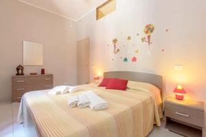 カステッランマーレ・デル・ゴルフォにあるCasa Red & Blueのベッドルーム1室(大型ベッド1台、タオル付)