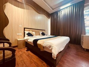 Ένα ή περισσότερα κρεβάτια σε δωμάτιο στο Neo Royal Residency - The Cozy Stay Lodge Manali