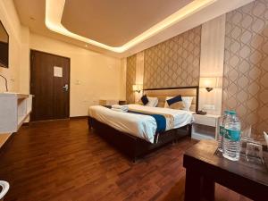 Ένα ή περισσότερα κρεβάτια σε δωμάτιο στο Neo Royal Residency - The Cozy Stay Lodge Manali