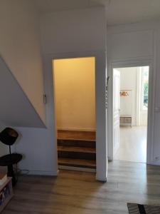 Duplex spacieux et lumineux en centre-ville في شاتودون: غرفه فاضيه فيها باب مفتوح ودرج