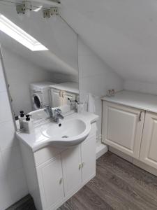 Duplex spacieux et lumineux en centre-ville في شاتودون: حمام أبيض مع حوض ومرآة