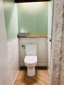 Et badeværelse på Maison familiale Blois-Chambord + 16 billeder