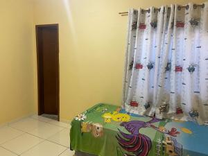 a bedroom with a bed and a window with aulture at Sabrina · Duplex com excelente localização, em Muriqui in Mangaratiba