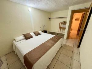 Un dormitorio con una cama grande en una habitación. en Casa Leon Rinconada, en Puerto Escondido