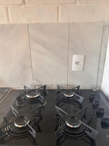 uma placa de fogão com quatro bicos numa cozinha em Raizes do bem estar em Lucena