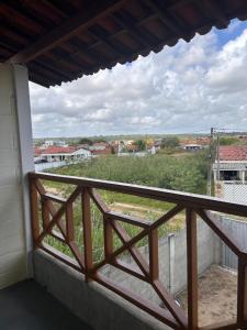 uma vista da varanda de uma casa em Raizes do bem estar em Lucena
