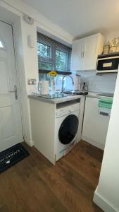 Кухня или мини-кухня в Kaira's Nook
