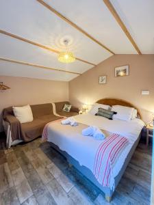 a bedroom with two beds and a couch at MY Tropézienne in Saint-Tropez