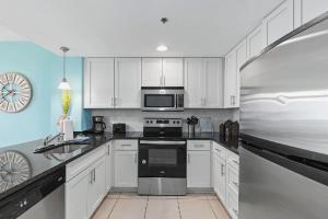 Køkken eller tekøkken på Oceanfront Three-Bedroom Luxury Condo With Breathtaking Gulf Views