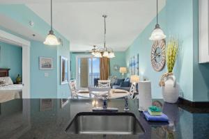 Et opholdsområde på Oceanfront Three-Bedroom Luxury Condo With Breathtaking Gulf Views