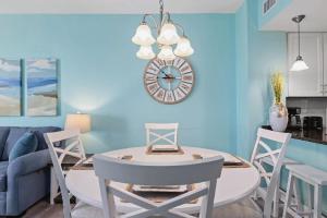 Et opholdsområde på Oceanfront Three-Bedroom Luxury Condo With Breathtaking Gulf Views + 14 billeder