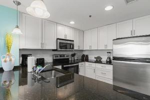 Køkken eller tekøkken på Oceanfront Three-Bedroom Luxury Condo With Breathtaking Gulf Views