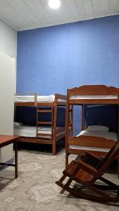 Rúm í herbergi á Chacruna Hostel