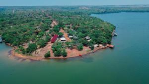 an island in the middle of a body of water at Chalés Portal das Chácaras in Brejo Sêco