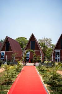 a red carpet path in front of a building at Chalés Portal das Chácaras in Brejo Sêco +1 photo
