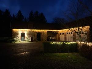 una casa iluminada por la noche con luces en Villa Chanteraine, en Fleury