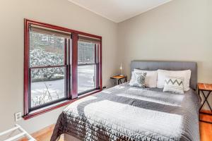 Postel nebo postele na pokoji v ubytování 4 Mi to Camelback! Group-Friendly Poconos Cabin