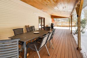 Fotografie z fotogalerie ubytování 4 Mi to Camelback! Group-Friendly Poconos Cabin v destinaci Bartonsville