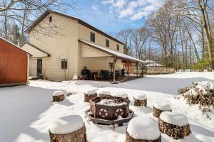 4 Mi to Camelback! Group-Friendly Poconos Cabin v zimě