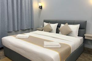 Giường trong phòng chung tại The Aura by Backpackers Stop