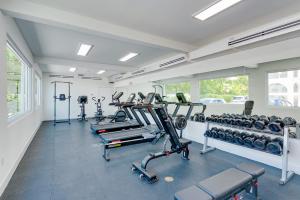 Fitnesscentret og/eller fitnessfaciliteterne på Sunset Point Vacations Luxury Oceanfront Condo with Private Garden West Bay
