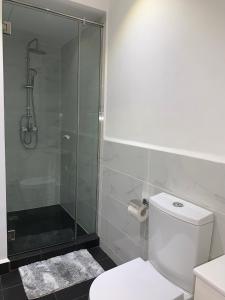 O baie la Exclusive 1 Bedroom Duplex Stay Embassy Gardens