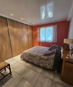 フュリアニにあるParadiso Apartment 4 peopleのベッドとテーブルと窓のある寝室 +20枚の写真