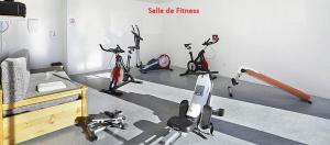 Vue panoramique - Confortable - Piscine - Randonnées - Skis في فون-رومو-أوديللو-فيا: غرفة بها دراجات وغرفة نوم بها سرير