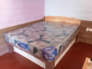 Miale Guests Cottages : سرير في غرفة مع تلافي ل