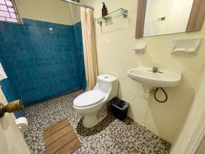 un baño con inodoro y lavabo en Casa Leon Rinconada, en Puerto Escondido