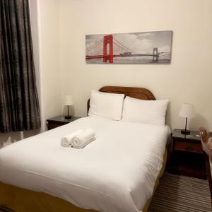 Una cama o camas en una habitación de Wimblehurst Hotel 4 fotos más