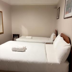 Una cama o camas en una habitación de Wimblehurst Hotel