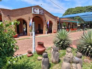 un grupo de estatuas frente a un edificio en Che Jazmin, your haven of peace and harmony, en Itá