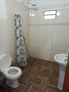 un baño con inodoro y lavabo en Che Jazmin, your haven of peace and harmony, en Itá