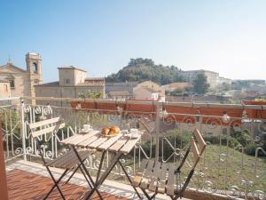 un tavolo e sedie su un balcone con treno di Balcone Sul Centro Storico Ac Wi-Fi Parcheggio ad Ancona