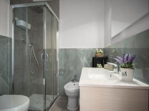 un bagno con wc, lavandino e doccia di Balcone Sul Centro Storico Ac Wi-Fi Parcheggio ad Ancona