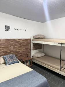 una habitación con dos literas en una habitación en VistaSurf Suites, en Pipa