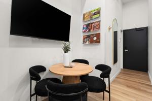 Un televizor și/sau centru de divertisment la Casa Hotels McCaul- Modern Baldwin Village Suite