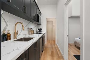 O bucătărie sau chicinetă la Casa Hotels McCaul- Modern Baldwin Village Suite