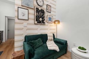 O zonă de relaxare la Casa Hotels McCaul- Modern Baldwin Village Suite