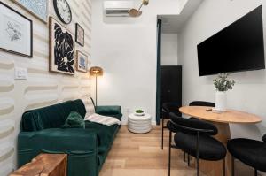 O zonă de relaxare la Casa Hotels McCaul- Modern Baldwin Village Suite +27 fotografii