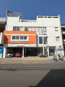 Un gran edificio con un cartel de galleta Aania. en ZAMORA EJECUTIVO EXPRESS, en Zamora de Hidalgo