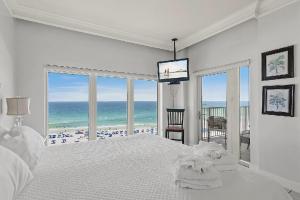 Postel nebo postele na pokoji v ubytování Spacious Three-Bedroom Beachside Condo With Gulf Views